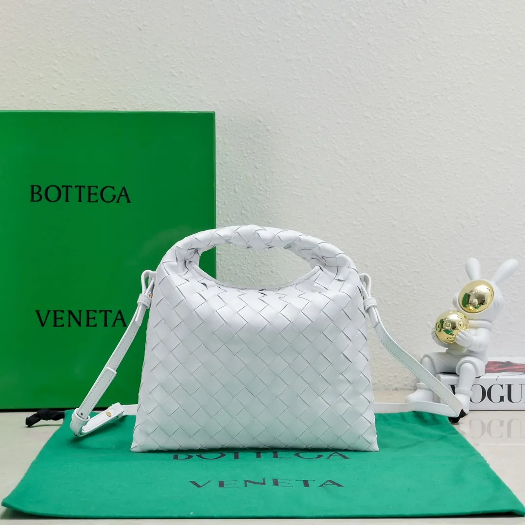 Batch 1400 BV 24 early spring new mini Hop has finally arrived! ! ! The small one is really exquisite and textured, and really shows off your temperament! ! ! Its shoulder strap is detachable, so it can be carried by hand or worn cross-body, which is really very practical! Moreover, the 15ProMax mobile phone can also be placed, so there is no need to worry about the problem of not being able to place the mobile phone. 📱 Style number: 7586# Size: 25.5*14.5*11cm
